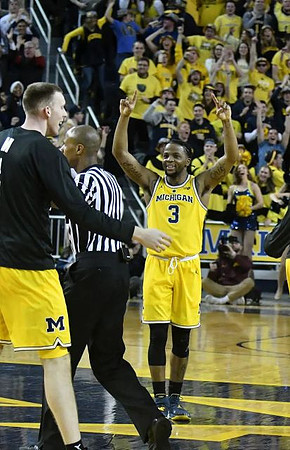 Austin Davis (51) and Zavier Simpson (3)