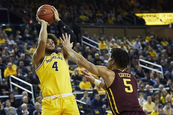 Isaiah Livers (4)