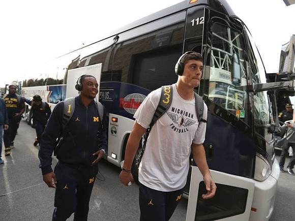 Kekoa Crawford (1) and Zach Gentry (83)