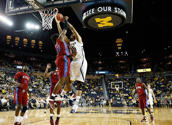 Jon Horford (15) and Nik Stauskas (11)