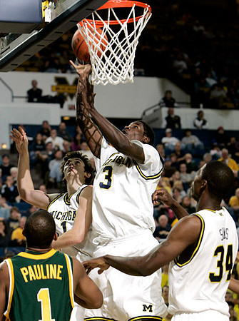 DeShawn Sims (34), Stu Douglass (1), and Manny Harris (3)