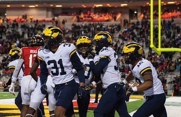Jordan Morant (31), Jaylen Harrell (32), and Anthony Solomon (10)
