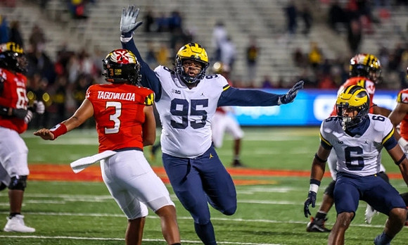 Donovan Jeter (95) and R.J. Moten (6)