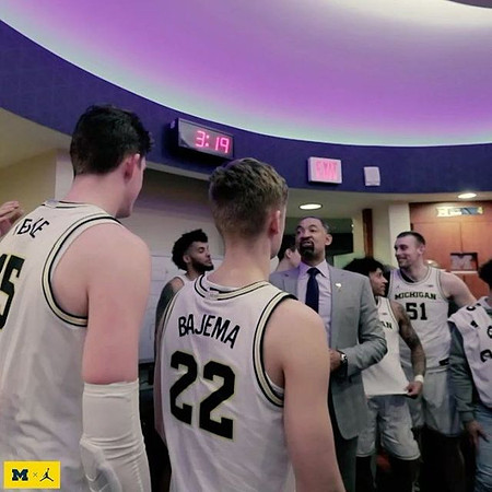 Jon Teske (15), Cole Bajema (22), Isaiah Livers (2), Juwan Howard, Eli Brooks (55), and Austin Davis (51)