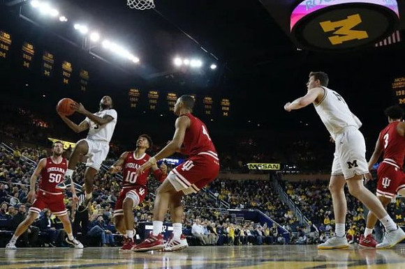 Zavier Simpson (3) and Jon Teske (15)