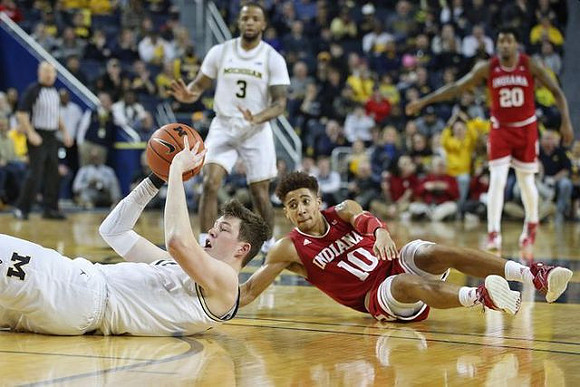 Jon Teske (15) and Zavier Simpson (3)