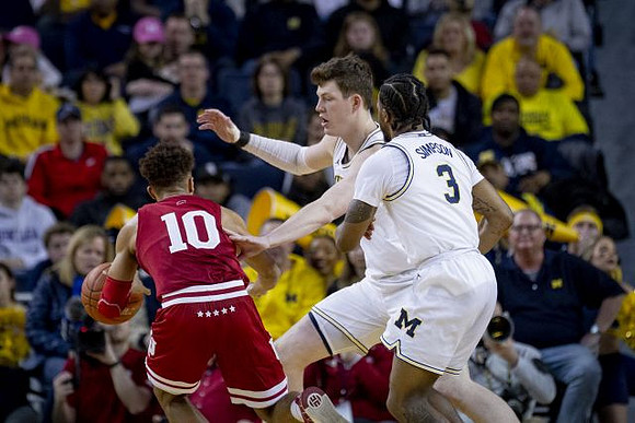 Jon Teske (15) and Zavier Simpson (3)