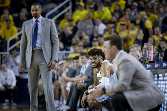 Juwan Howard, Isaiah Livers (2), and Indiana Head Coach Archie Miller