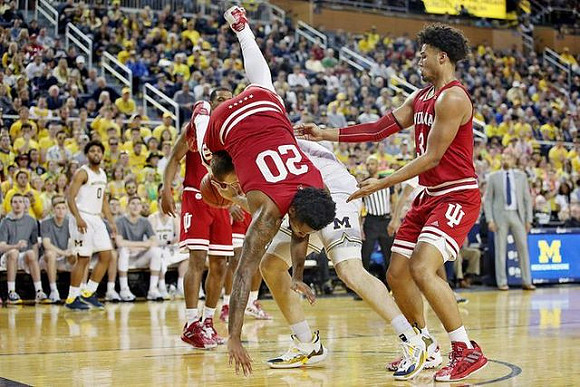 Austin Davis (51), David DeJulius (0), and Juwan Howard