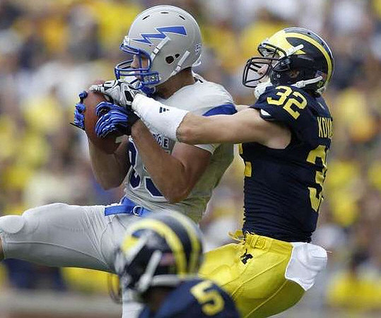 Courtney Avery (5) and Jordan Kovacs (32)