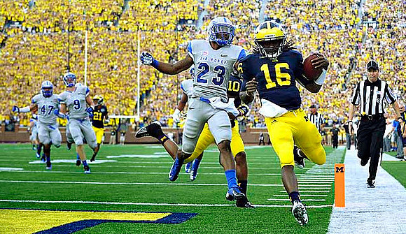 Roy Roundtree (21), Jeremy Gallon (10), and Denard Robinson (16)