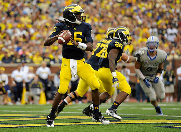 Denard Robinson (16), Taylor Lewan (77), and Fitzgerald Toussaint (28)