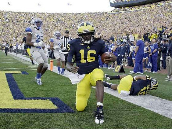 Denard Robinson (16) and Jeremy Gallon (10)