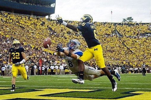 Jordan Kovacs (32) and Raymon Taylor (6)