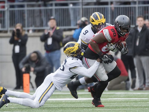 Dymonte Thomas (25) and Mike McCray (9)