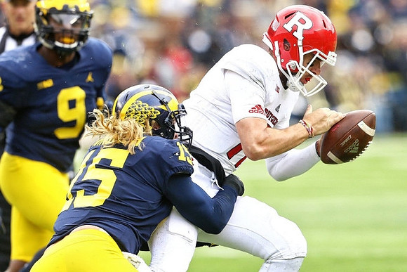 Mike McCray (9) and Chase Winovich (15)