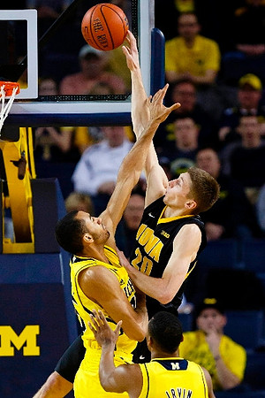 Jon Horford (15) and Zak Irvin (21)