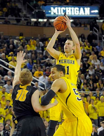 Jordan Morgan (52) and Nik Stauskas (11)