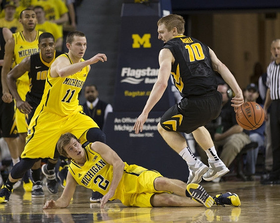 Jon Horford (15), Nik Stauskas (11), and Spike Albrecht (2)