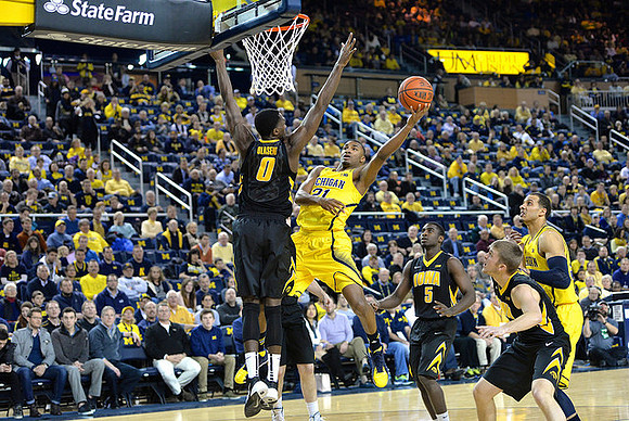 Zak Irvin (21) and Jordan Morgan (52)