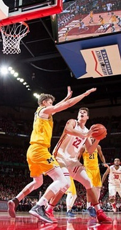 Moritz Wagner (13) and Zak Irvin (21)