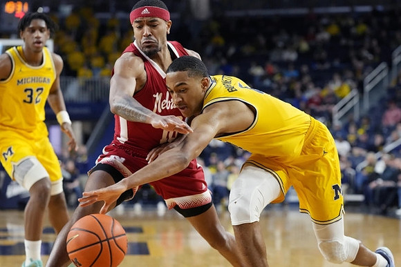Tarris Reed Jr. (32) and Nimari Burnett (4)