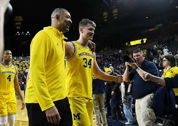 Nimari Burnett (4), Juwan Howard, and Jackson Selvala (34)