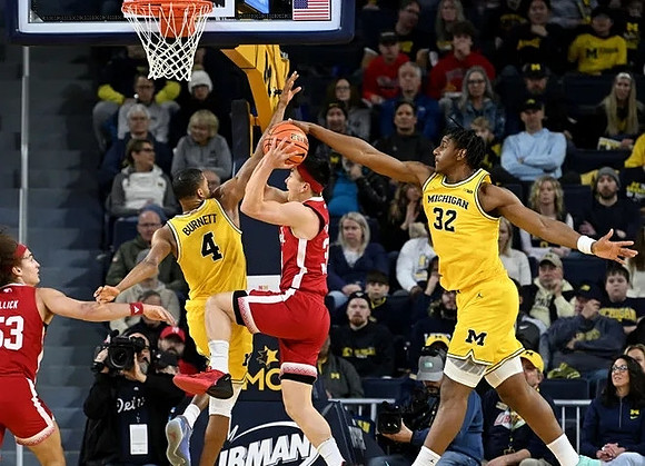 Nimari Burnett (4) and Tarris Reed Jr. (32)