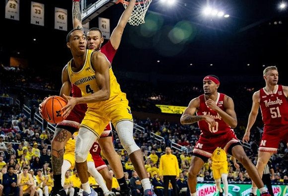 Nimari Burnett (4), Tray Jackson (2), and Juwan Howard