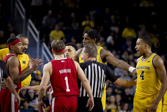 Juwan Howard, Jaelin Llewellyn (3), Tarris Reed Jr. (32), and Nimari Burnett (4)