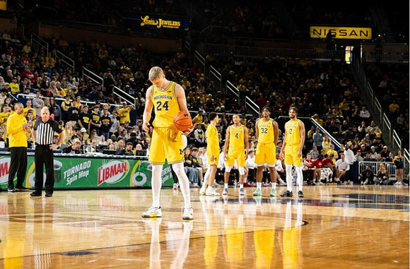 Juwan Howard, Youssef Khayat (24), Jaelin Llewellyn (3), Nimari Burnett (4), Tarris Reed Jr. (32), and Tray Jackson (2)