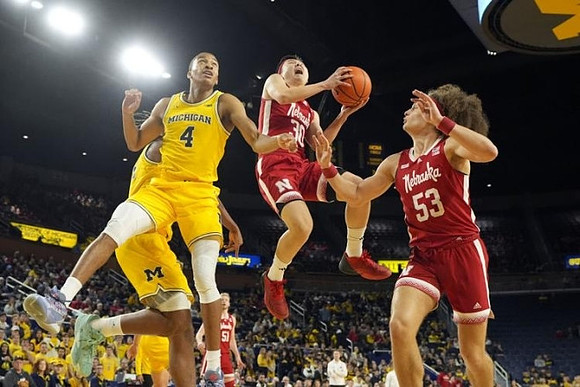 Tarris Reed Jr. (32) and Nimari Burnett (4)