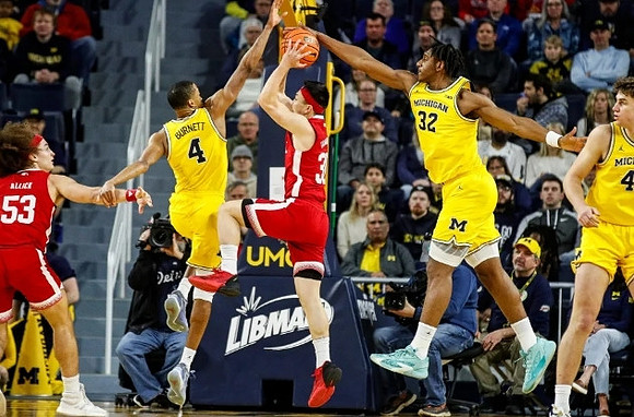 Nimari Burnett (4), Tarris Reed Jr. (32), and Will Tschetter (42)