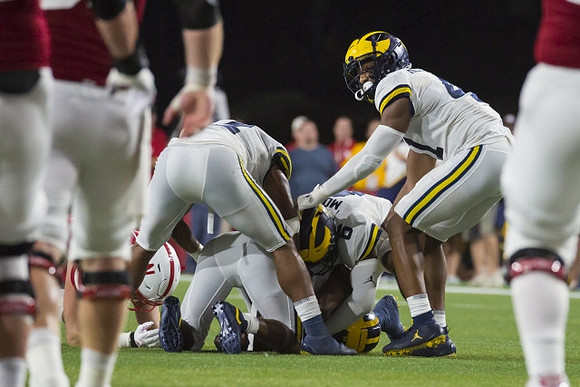 Brad Hawkins (2), R.J. Moten (6), and Nikhai Hill-Green (41)