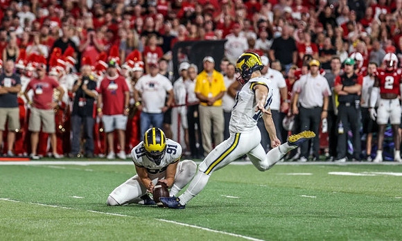 Brad Robbins (91) and Jake Moody (13)