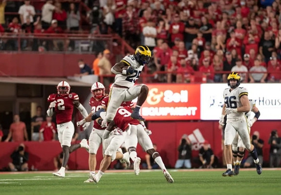 Hassan Haskins (25) and Luke Schoonmaker (86)