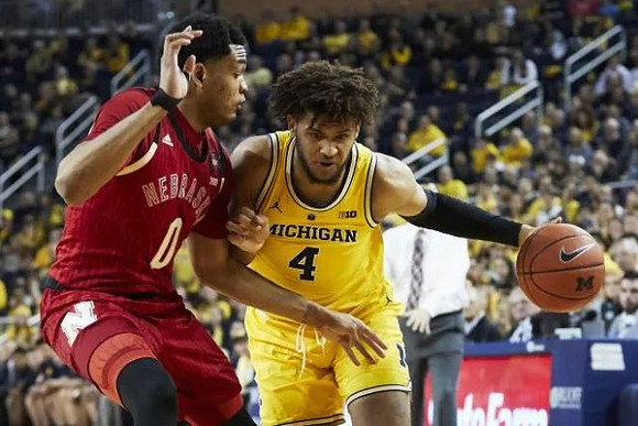 Isaiah Livers (4)