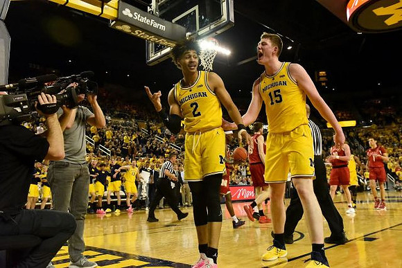Jordan Poole (2) and Jon Teske (15)