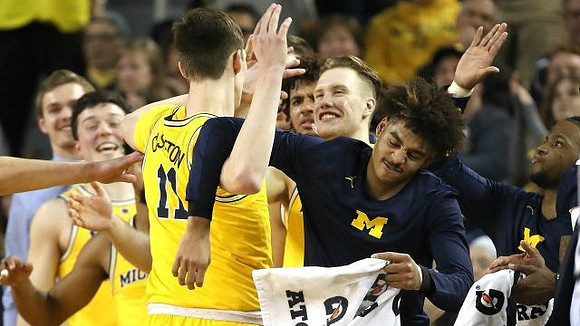 Colin Castleton (11) and Michigan Team