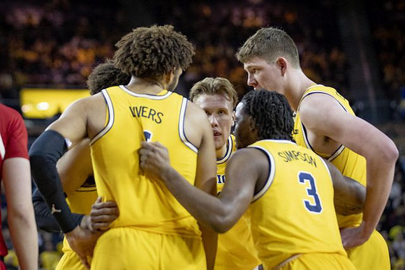 Jordan Poole (2), Isaiah Livers (4), Ignas Brazdeikis (13), Zavier Simpson (3), and Jon Teske (15)