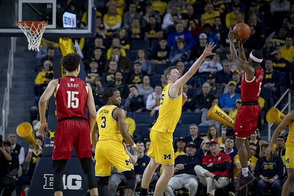 Zavier Simpson (3) and Jon Teske (15)