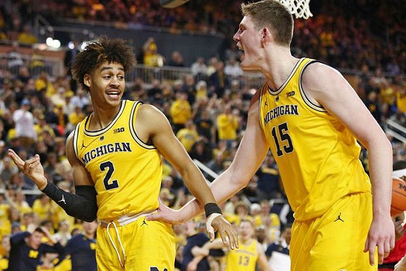 Jordan Poole (2) and Jon Teske (15)