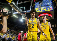 Jordan Poole (2) and Jon Teske (15)