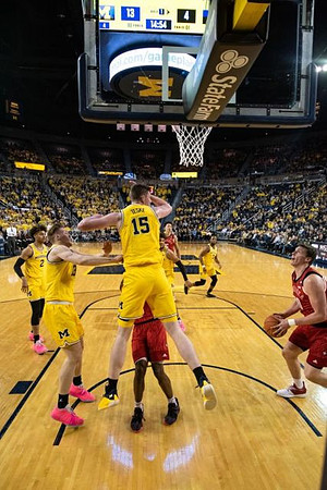 Jordan Poole (2), Ignas Brazdeikis (13), Jon Teske (15), and Zavier Simpson (3)
