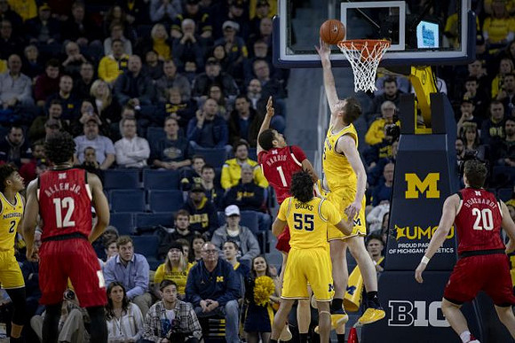 Jordan Poole (2), Eli Brooks (55), and Jon Teske (15)