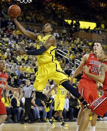 Glenn Robinson III (1) and Derrick Walton Jr. (10)