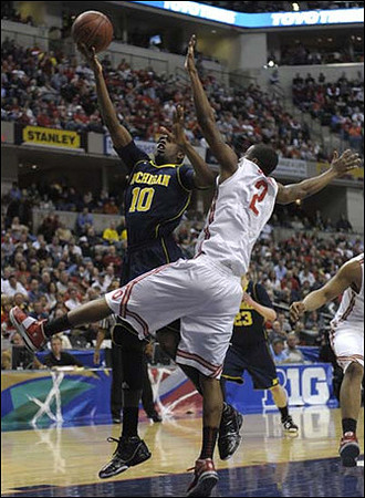 Tim Hardaway Jr. (10) and Evan Smotrycz (23)