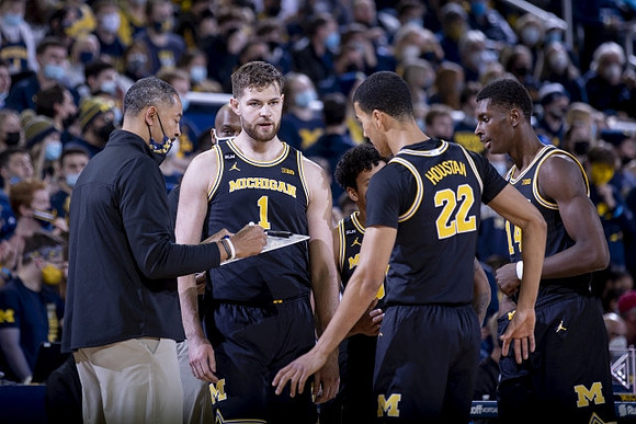 Juwan Howard, Hunter Dickinson (1), Eli Brooks (55), Caleb Houstan (22), and Moussa Diabate (14)