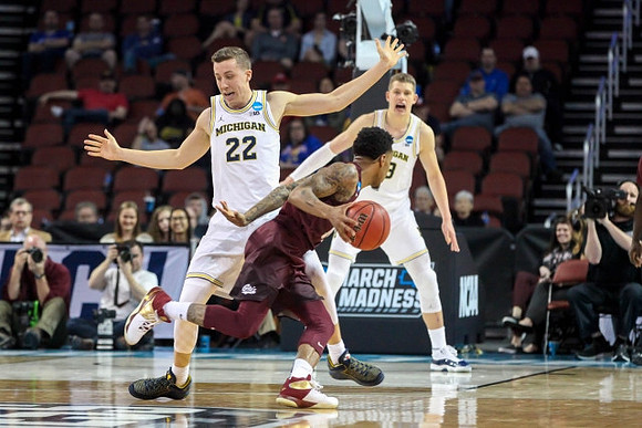 Duncan Robinson (22) and Moritz Wagner (13)