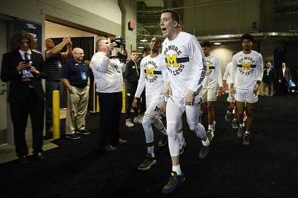 Duncan Robinson (22) and Michigan Team